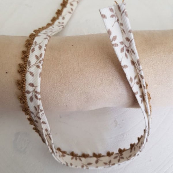 Fita de vi&eacute;s multi-floral e rendada N&deg;05 de 80 cm