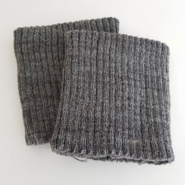 Punhos ou fundo das cal&ccedil;as com nervuras Cinzento