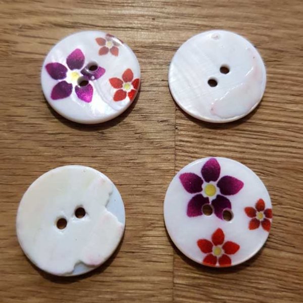 Bouton 2 trous Nacre 23 mm imprim&eacute; N&deg;08