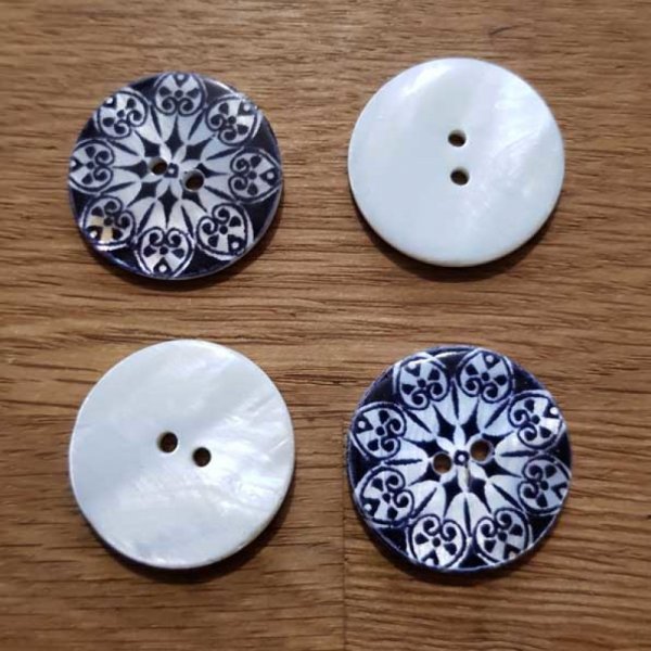 Bouton 2 trous Nacre 25 mm imprim&eacute; N&deg;02