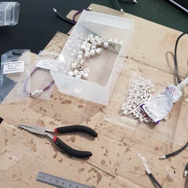 Pulseira europeia de clipe entran&ccedil;ado simples 02 DE 15 A 23 CM marfim escuro