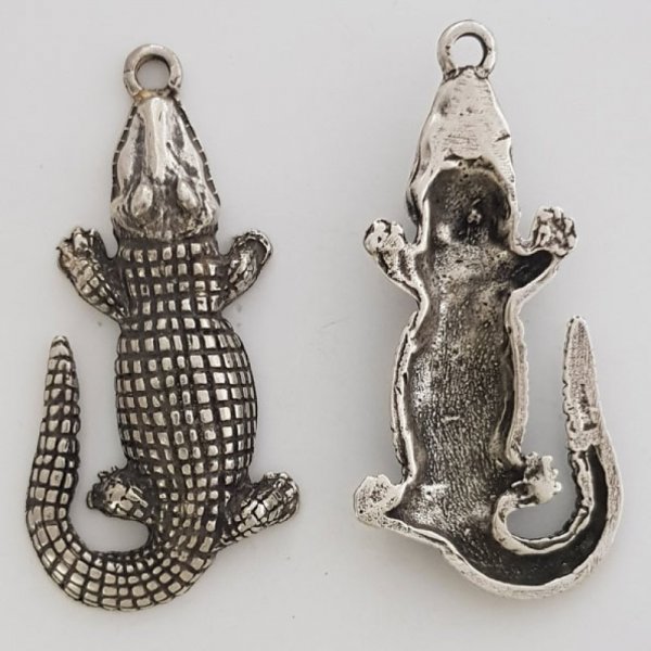 Charm crocodilo N&deg;01 ZAMAK (BLOQUEADO A PRATA)