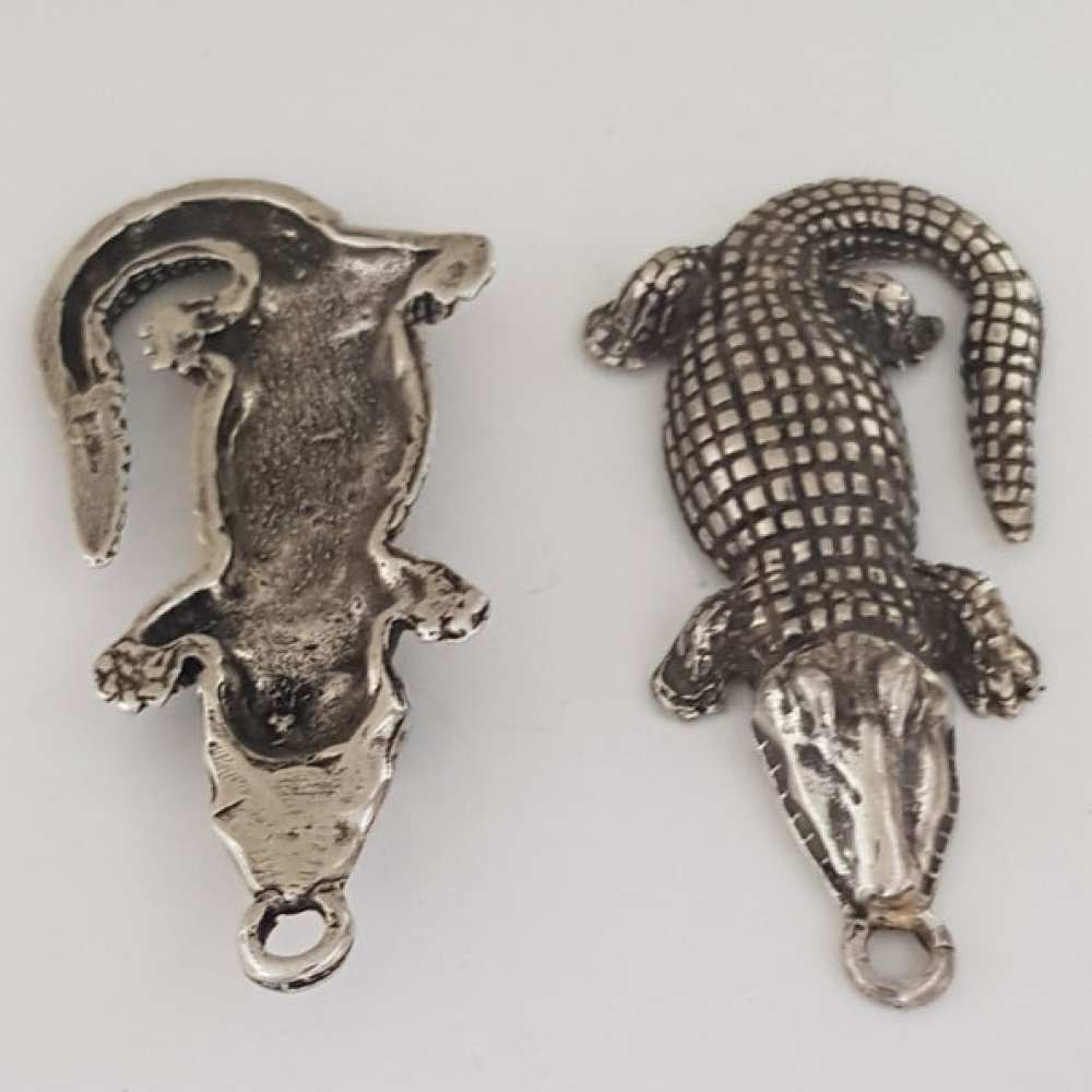 Charm crocodilo N°01 ZAMAK (BLOQUEADO A PRATA)
