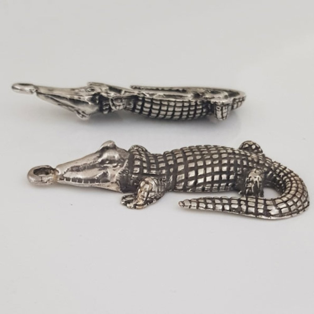 Charm crocodilo N°01 ZAMAK (BLOQUEADO A PRATA)