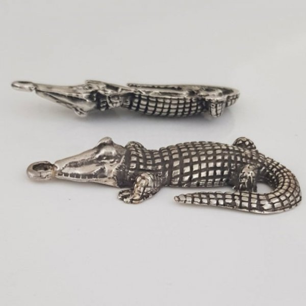Charm crocodilo N&deg;01 ZAMAK (BLOQUEADO A PRATA)