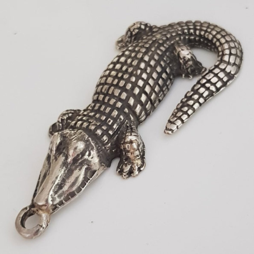 Charm crocodilo N°01 ZAMAK (BLOQUEADO A PRATA)