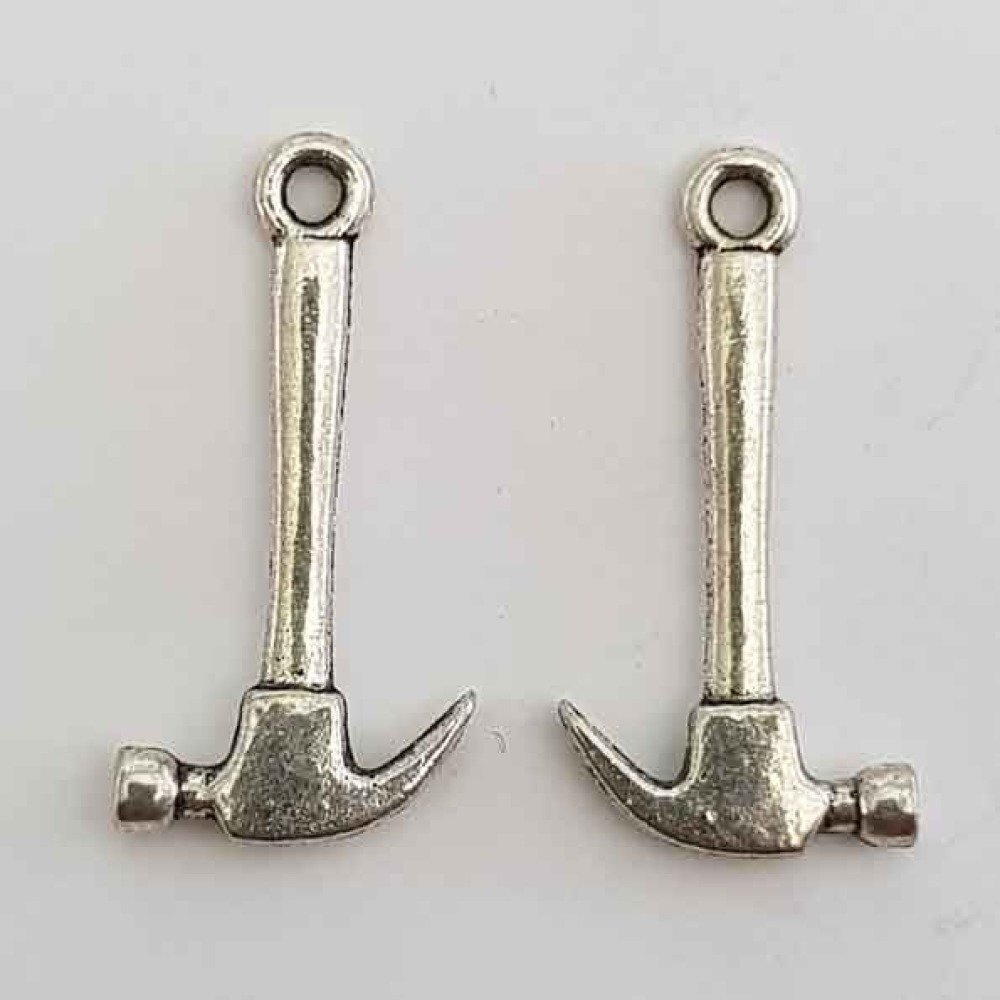 Pendente Martelo em metal prateado