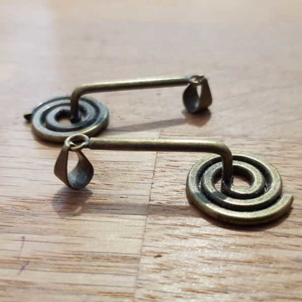 Fecho em espiral em bronze PM