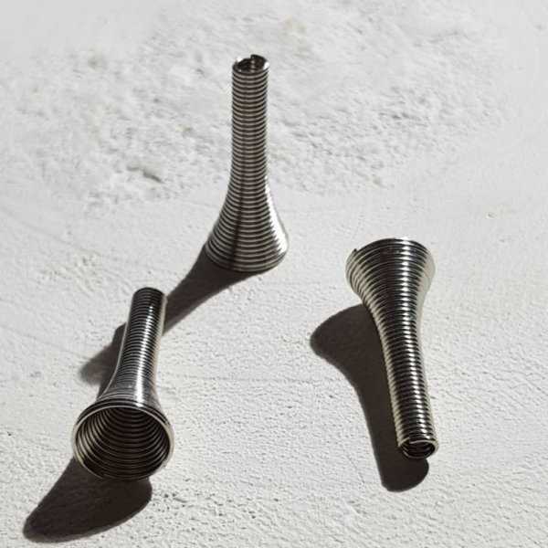 Copo espiral em cone N&deg;02 X 2 pe&ccedil;as Prata envelhecida.