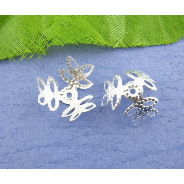 Ta&ccedil;a de liga met&aacute;lica com flor de prata com marca de &aacute;gua x 300