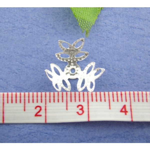 Ta&ccedil;a de liga met&aacute;lica com flor de prata com marca de &aacute;gua x 300