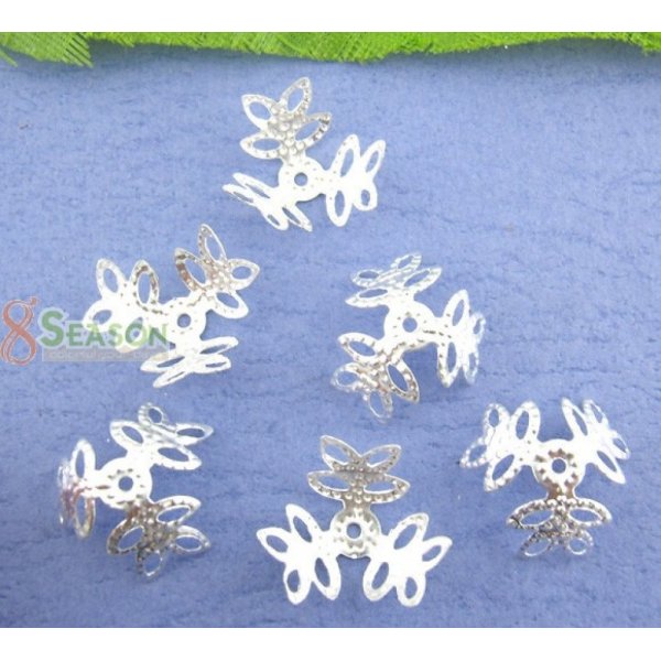 Ta&ccedil;a de liga met&aacute;lica com flor de prata com marca de &aacute;gua x 300