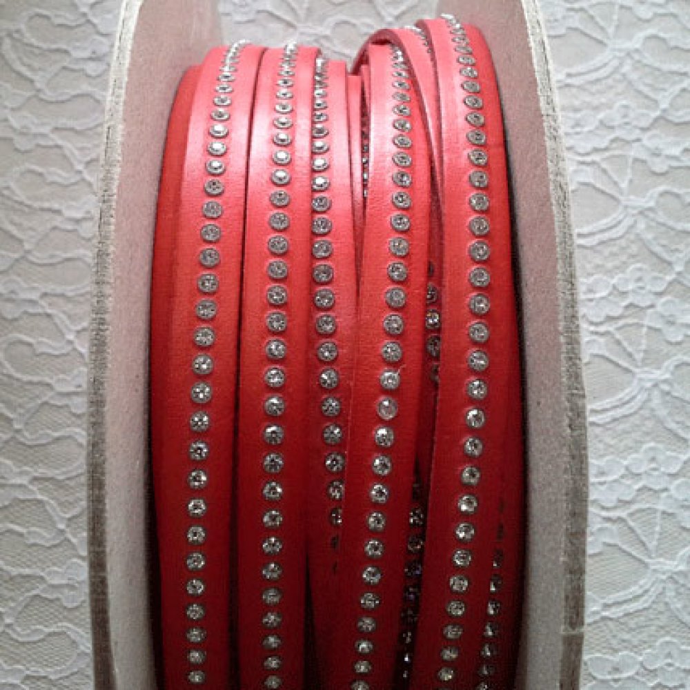 B-Couro de 10 mm com strass Swarovski por 20 cm