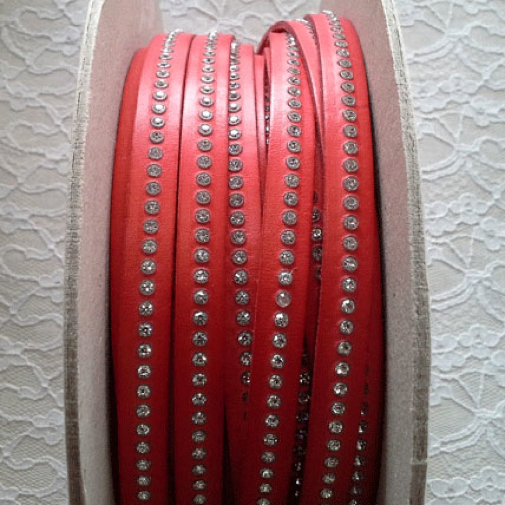 B-Couro de 10 mm com strass Swarovski por 20 cm