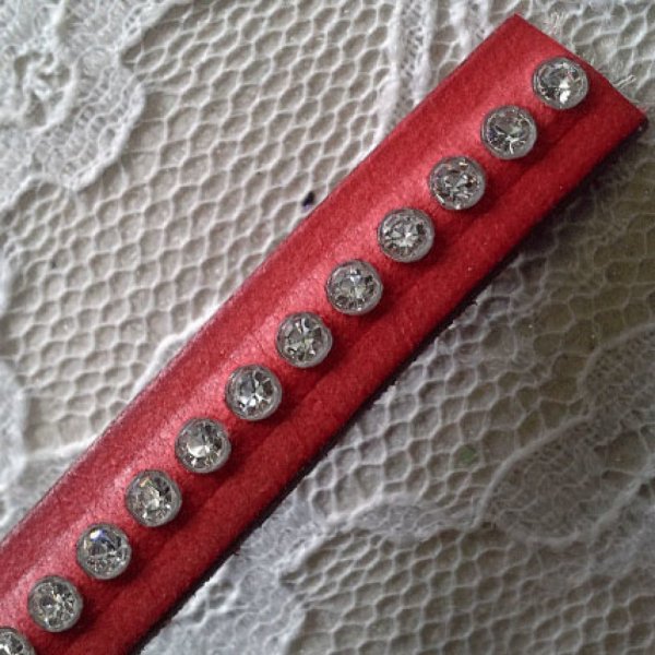 Couro B-Vermelho 10 mm Strass Swarovski por 20 cm