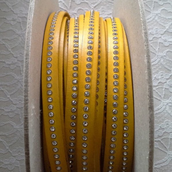 Strass Swarovski em couro amarelo de 10 mm por 20 cm