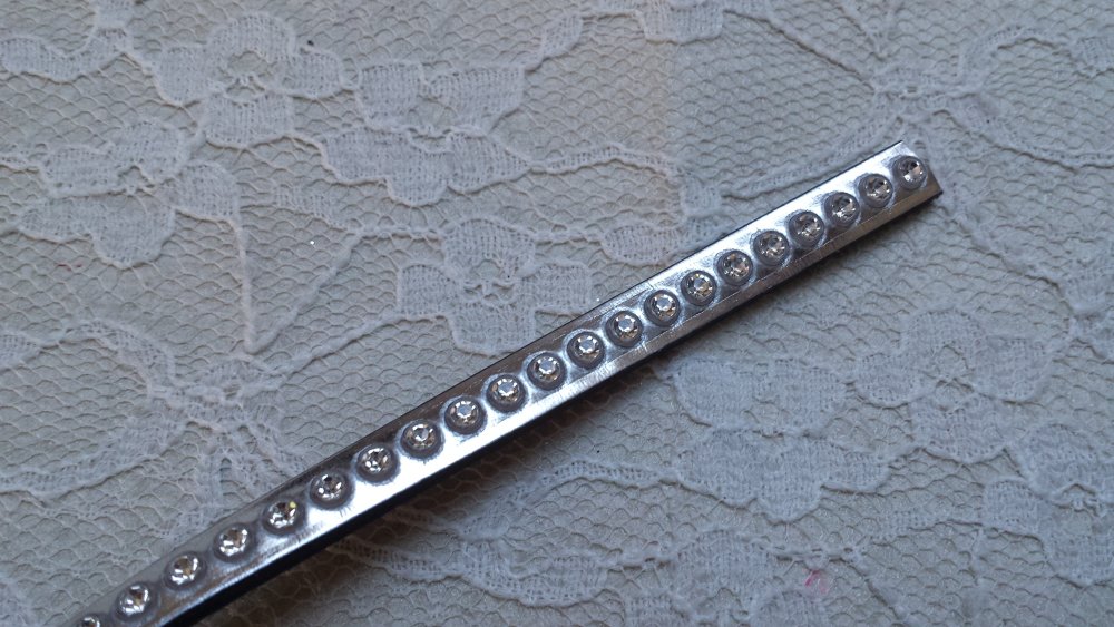 Couro Espelho de prata 06 mm Strass Swarovski por 20 cm
