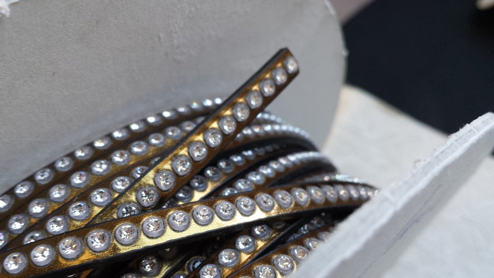 Espelho de bronze em couro 06 mm Strass Swarovski por 20 cm