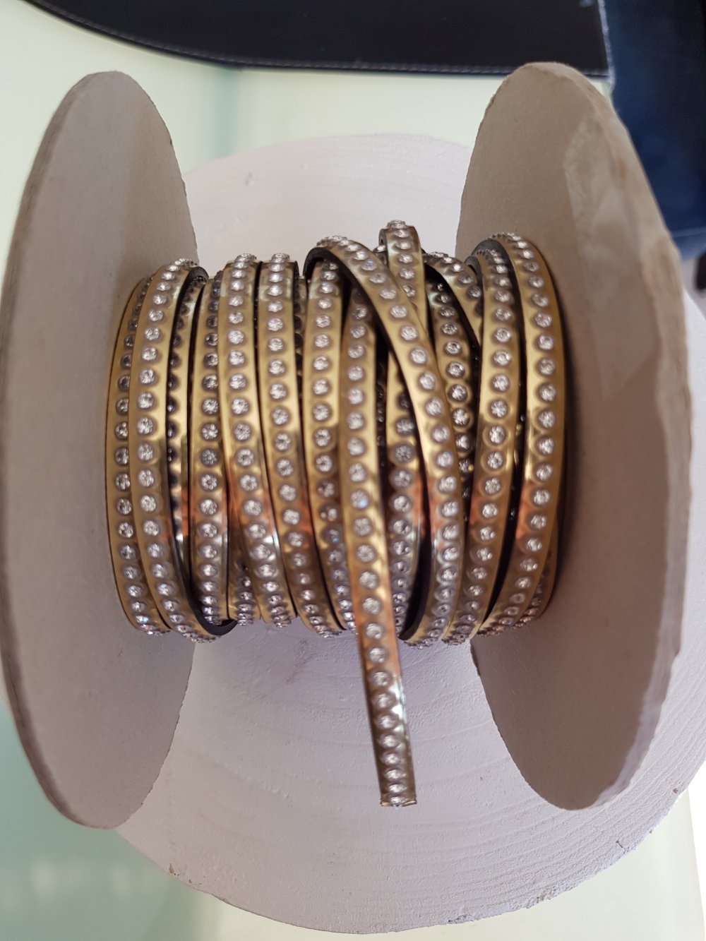 Couro espelhado dourado 06 mm Strass Swarovski por 20 cm