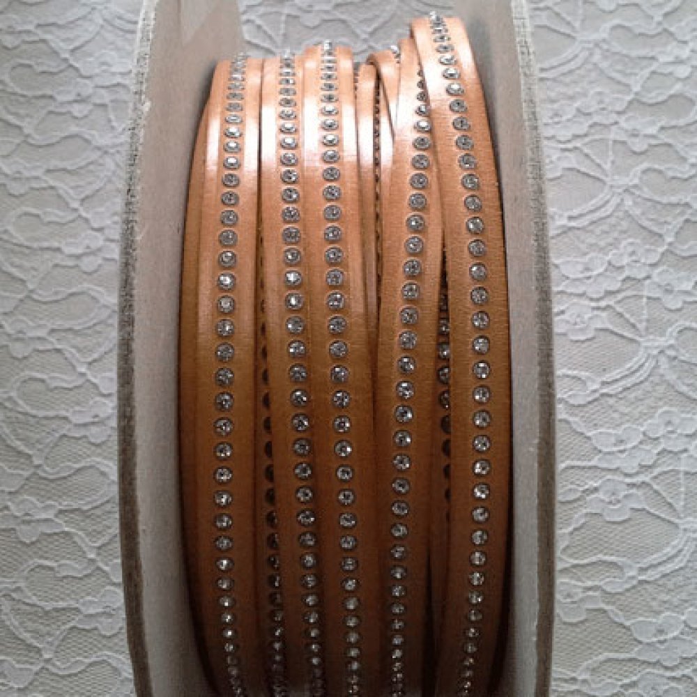 Strass Swarovski em couro natural de 10 mm por 20 cm