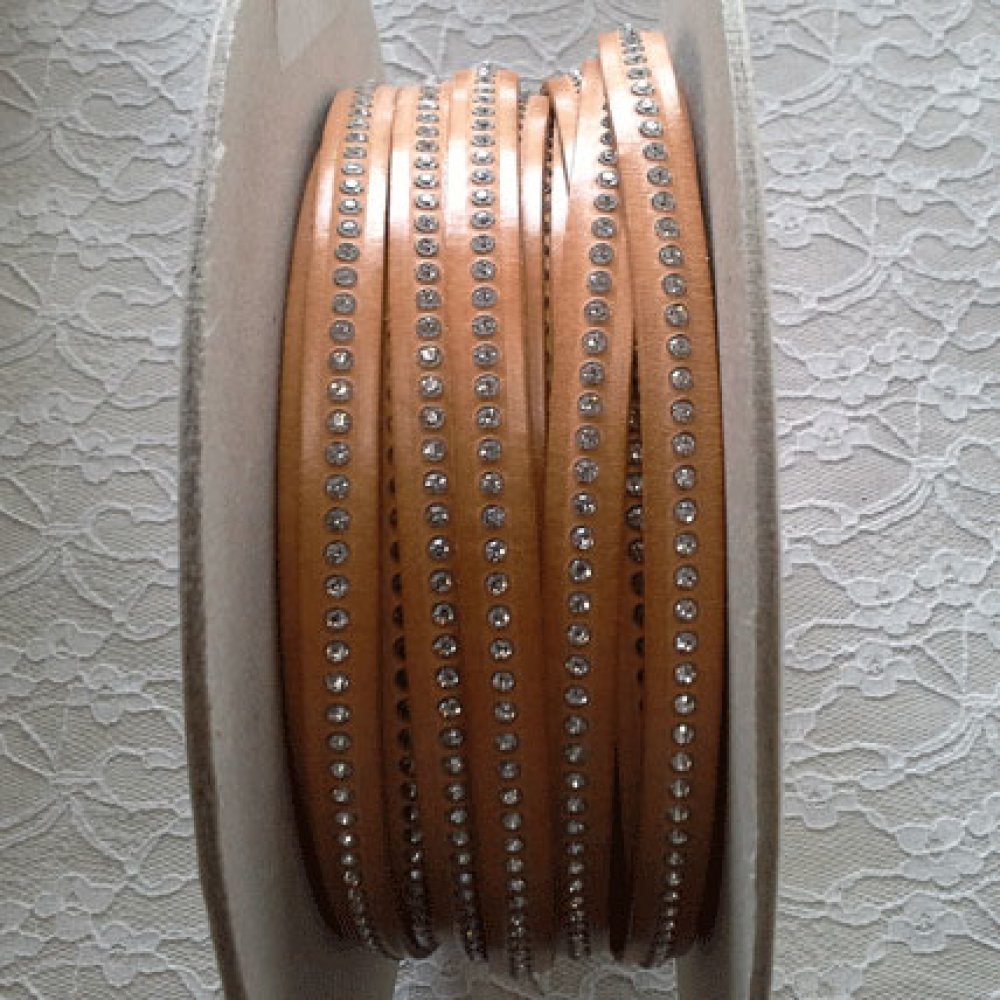 Strass Swarovski em couro natural de 10 mm por 20 cm