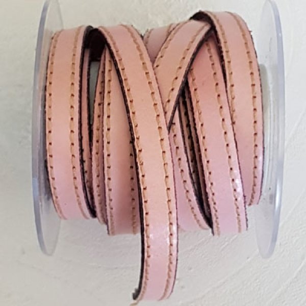 Couro de vitela liso de 10 mm por 20 cm cosido com 2 fios.