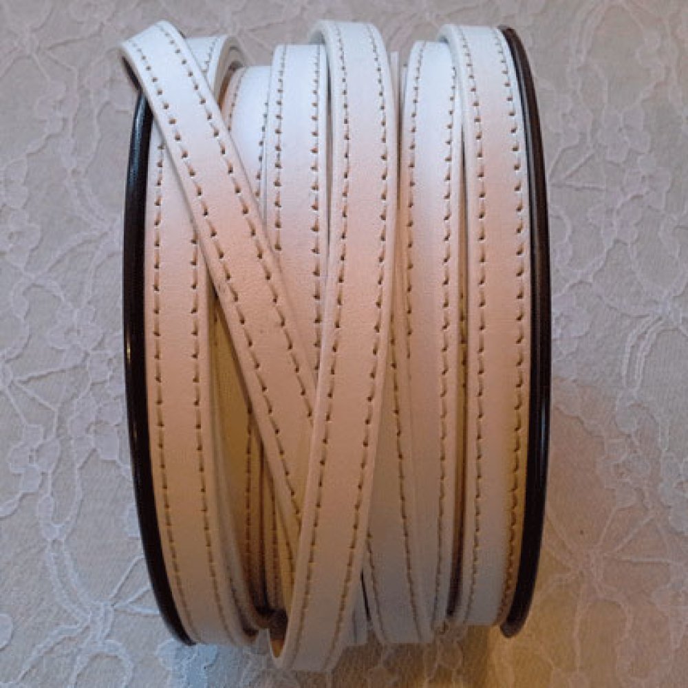 Couro de bezerro branco liso 10 mm por 20 cm cosido 2 fios branco