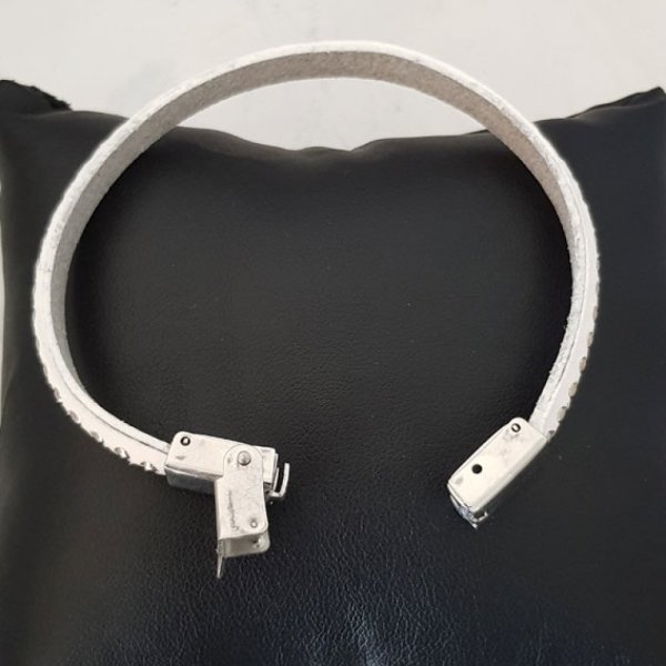 Couro de bezerro branco plano 10 mm por 20 cm Bege 2 linhas cosidas