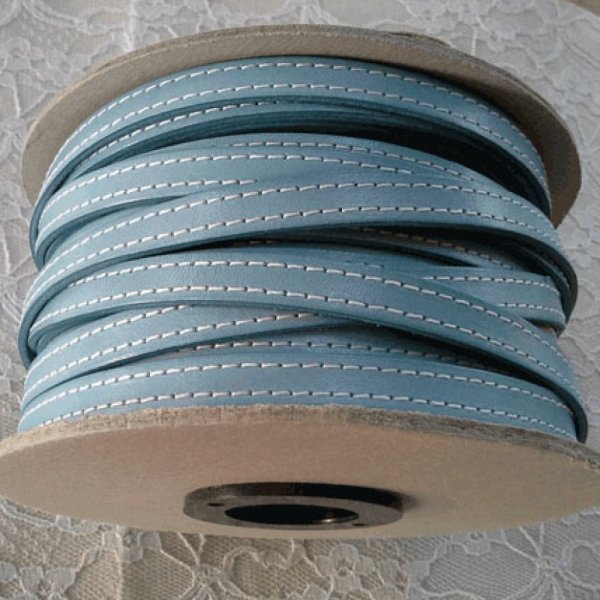 Couro de bezerro plano 10 mm por 20 cm Cosido 2 fios branco