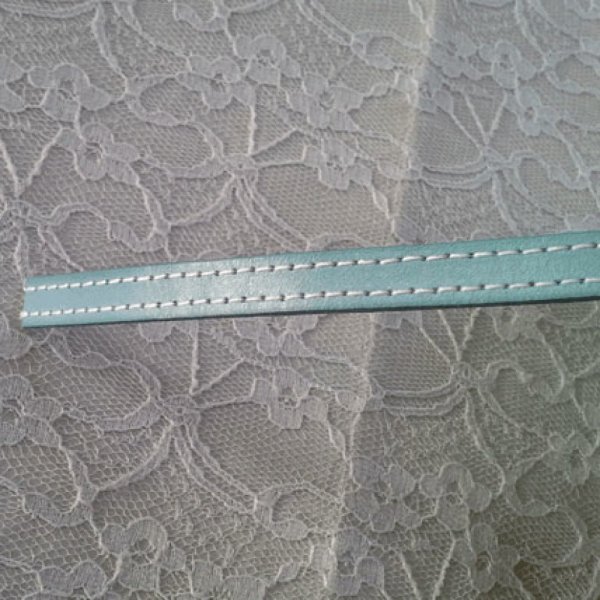 Couro de bezerro plano 10 mm por 20 cm Cosido 2 fios branco