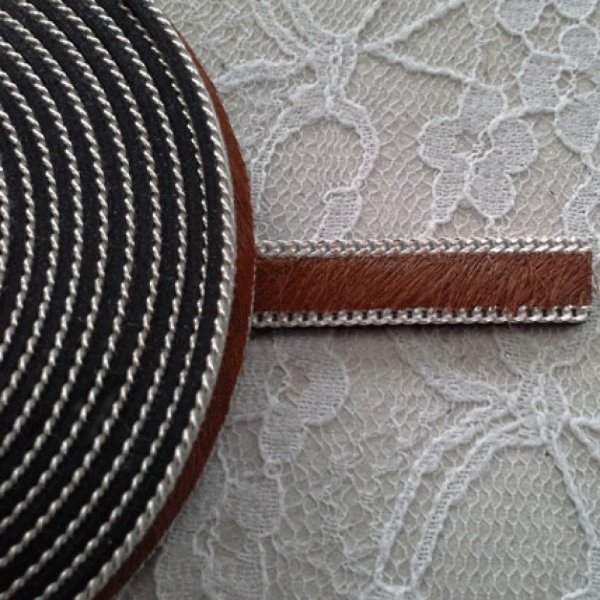 Couro de bezerro castanho plano 10 mm por 20 cm de pele e corrente