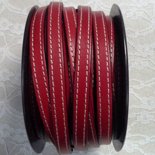 Couro liso de bezerro vermelho 10 mm por 20 cm 2 fios cosidos.