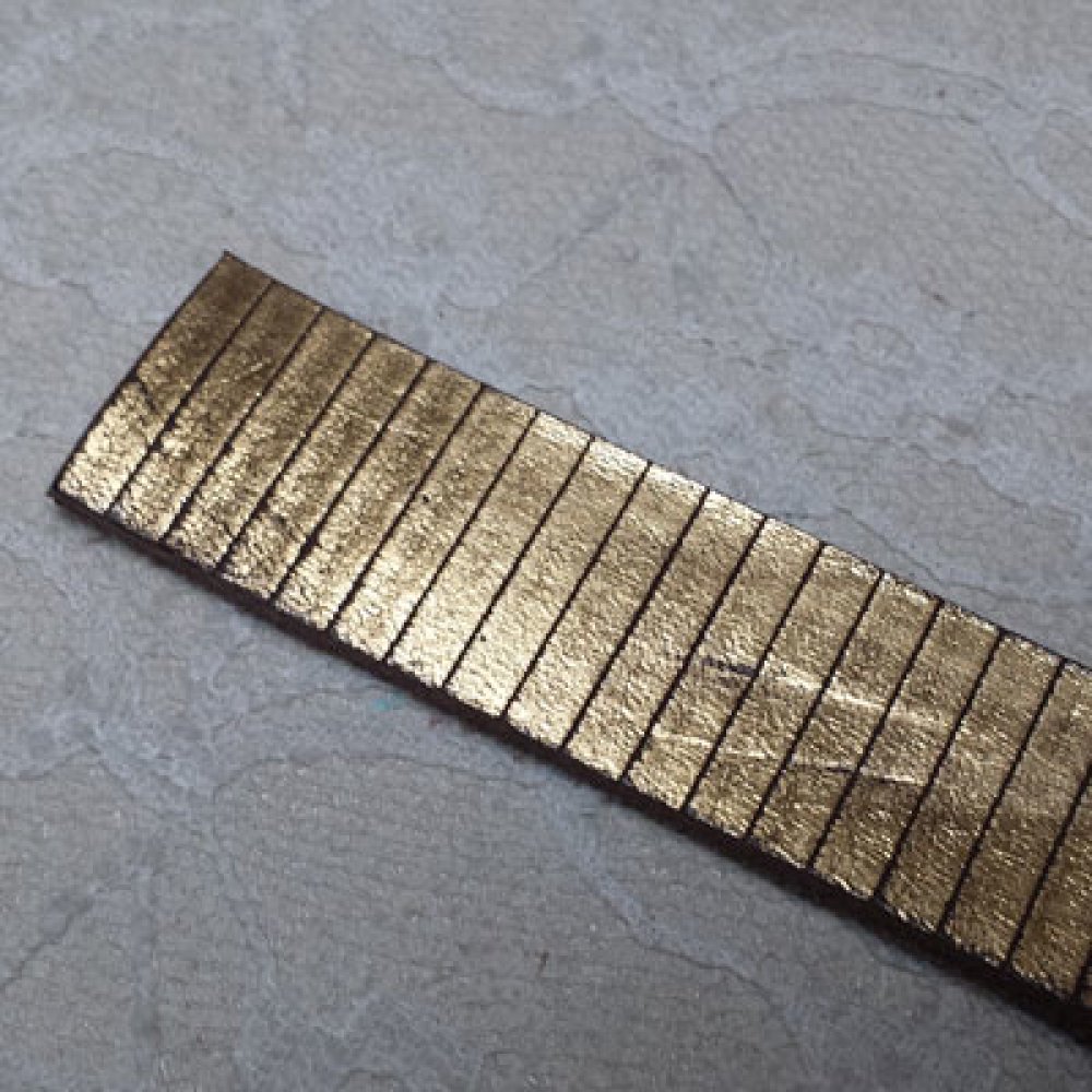 Couro rectangular dourado 20 mm por 20 cm