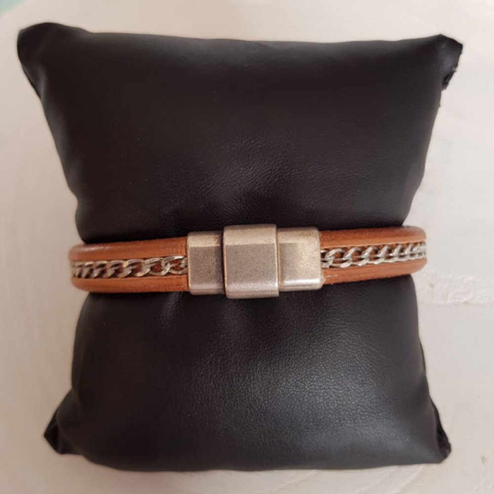 Couro Natural Regaliz 10 mm com corrente dourada por 20 cm