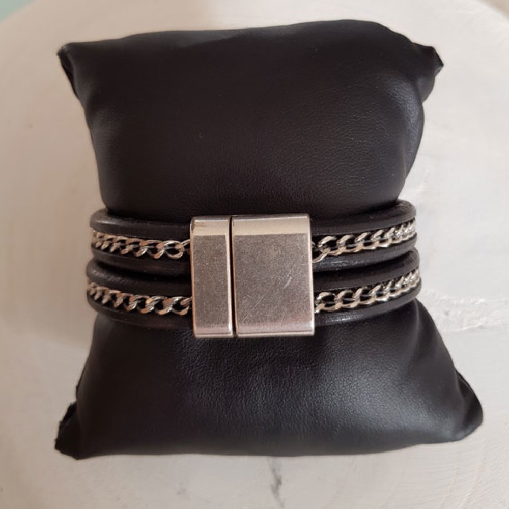 Couro Regaliz preto de 10 mm com corrente de prata por 20 cm