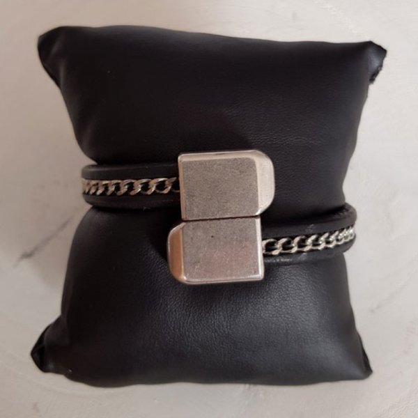 Couro Regaliz preto de 10 mm com corrente dourada por 20 cm