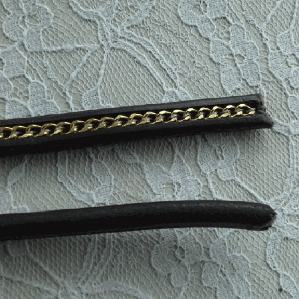 Couro Regaliz preto de 10 mm com corrente dourada por 20 cm