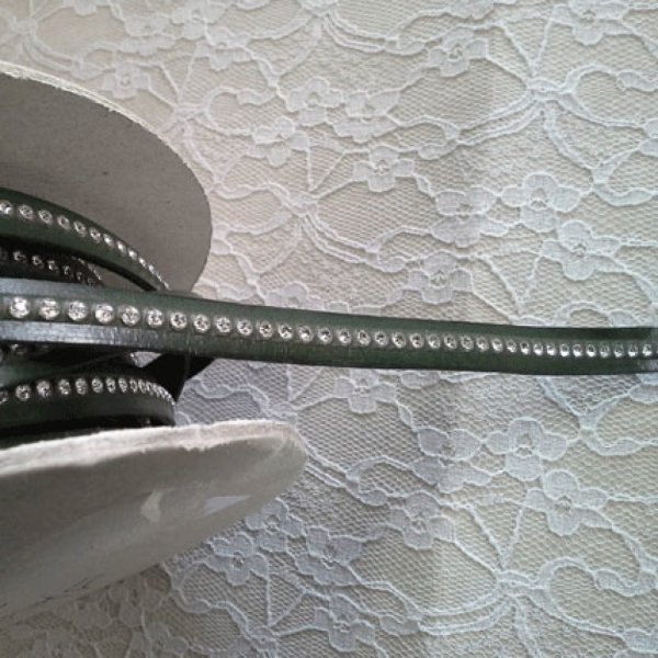 Couro verde militar com 10 mm de strass Swarovski por 20 cm