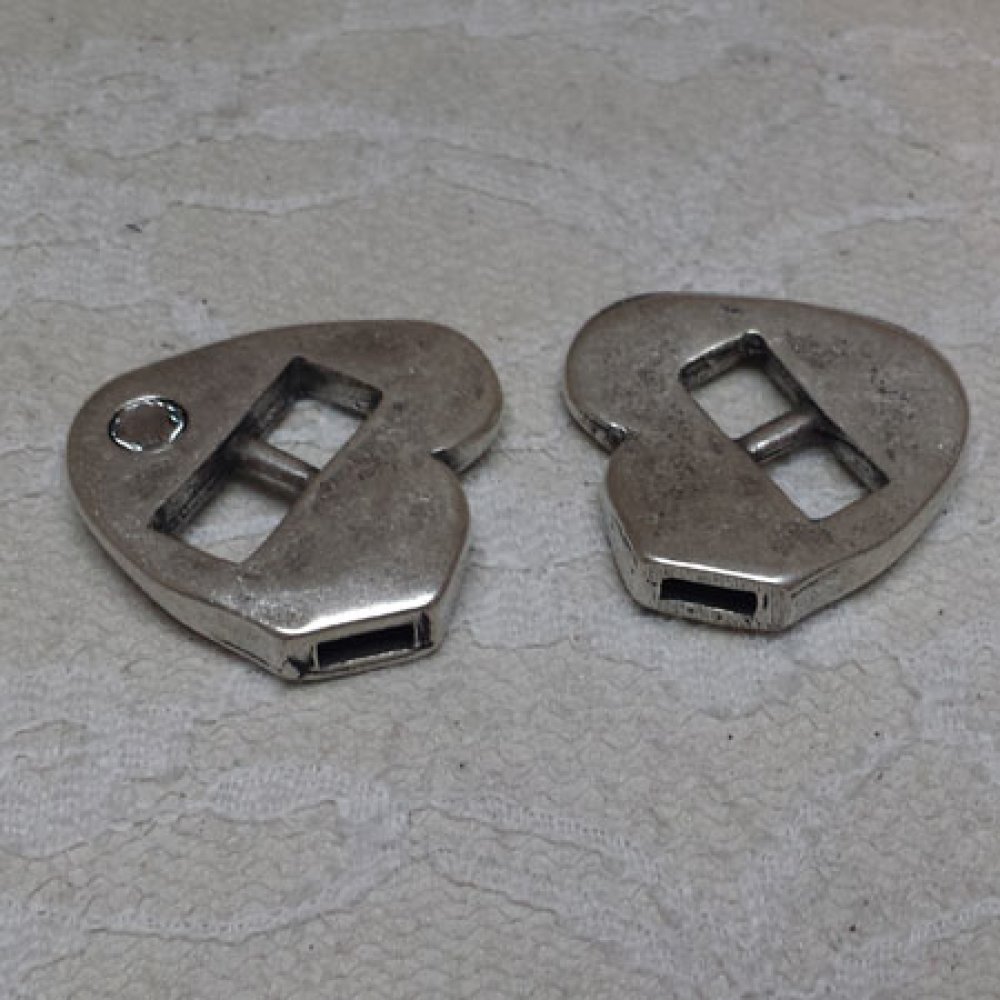 Fecho de 06 mm para a criação de pulseiras de couro.