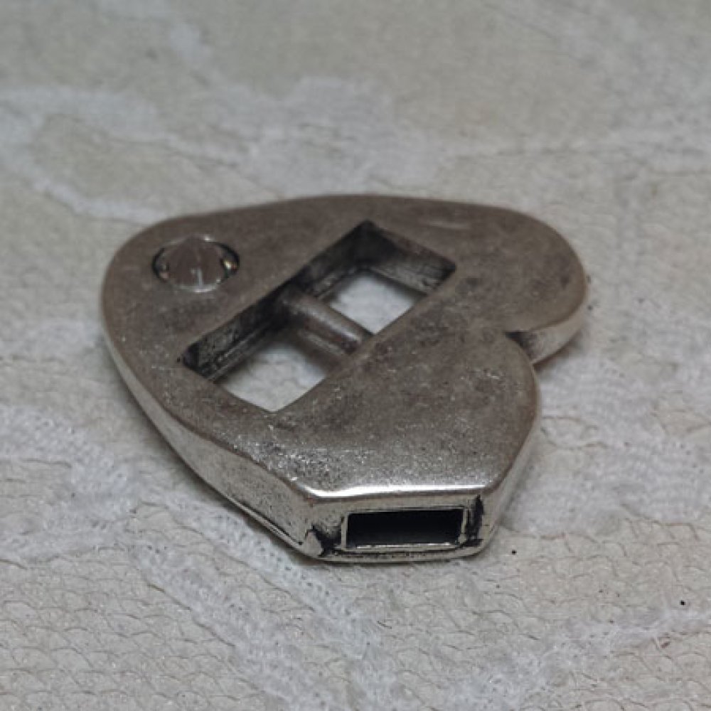 Fecho de 06 mm para a criação de pulseiras de couro.