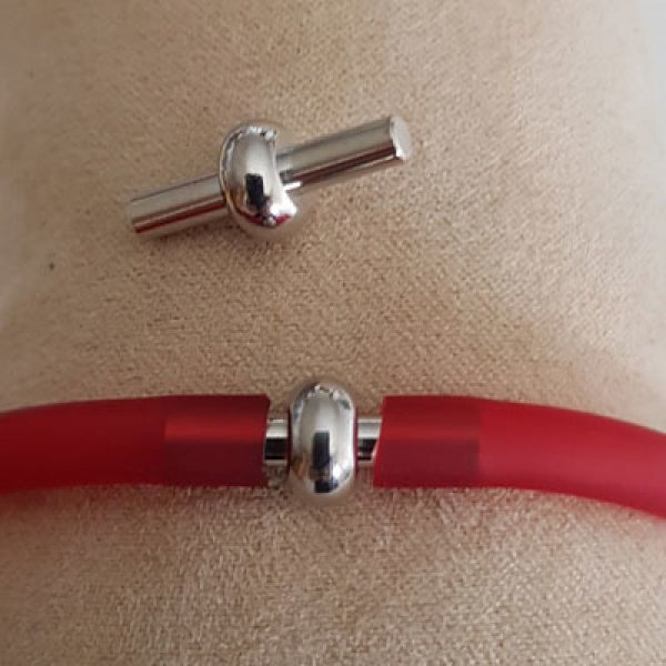 Fecho de prata para cord&atilde;o de pvc oco 5 mm