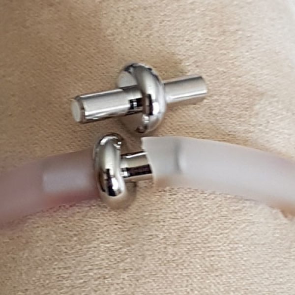 Fecho de prata para cord&atilde;o de pvc oco 6,5 mm