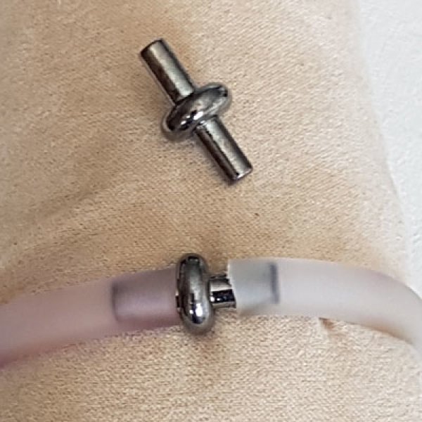 Fecho de metal para cord&atilde;o de pvc oco 6,5 mm