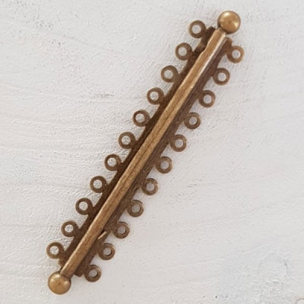 Fecho de bronze de v&aacute;rios n&iacute;veis.