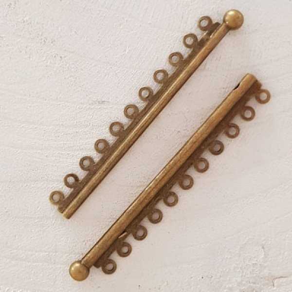 Fecho de bronze de v&aacute;rios n&iacute;veis.