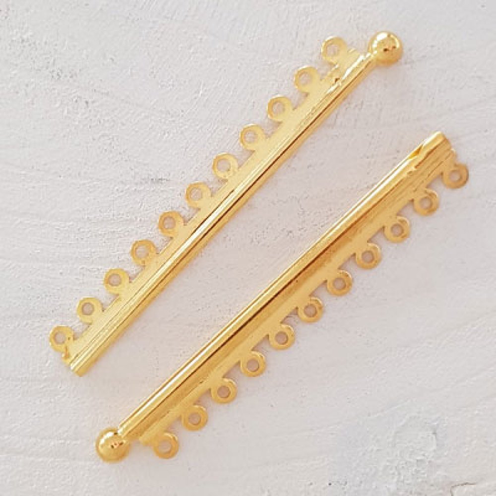 Fecho dourado com várias voltas.