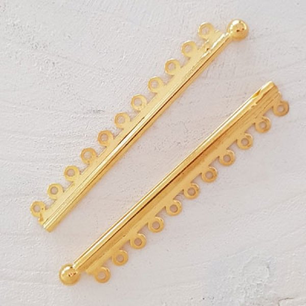 Fecho dourado com v&aacute;rias voltas.