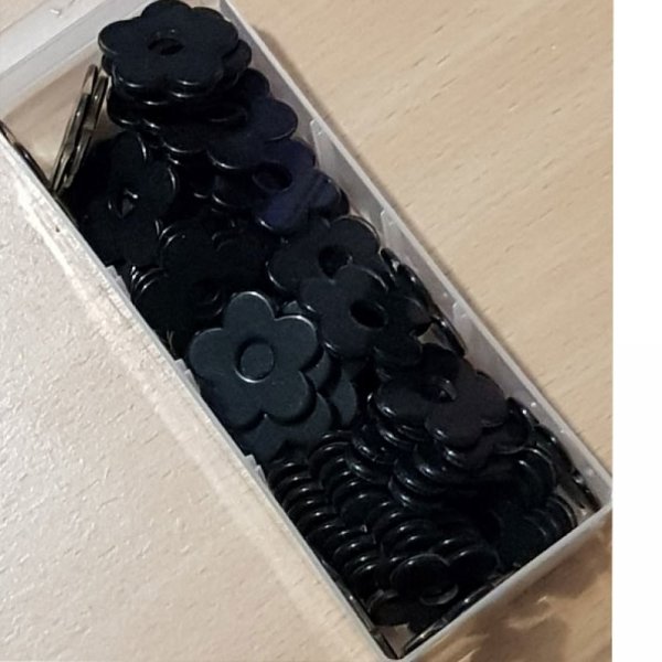 Flor sint&eacute;tica 27 mm Preto