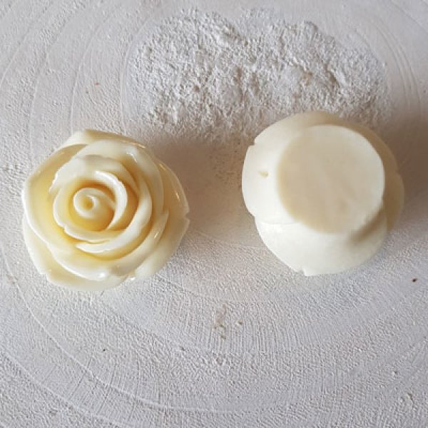 Flor sint&eacute;tica N&deg;02-10 ecru