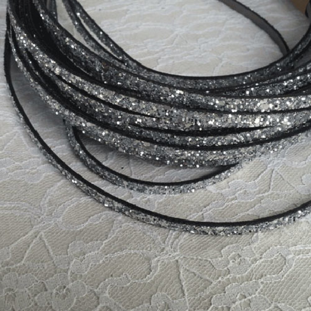 Bracelete prateada brilhante de 06 mm com forro de couro por 20 cm